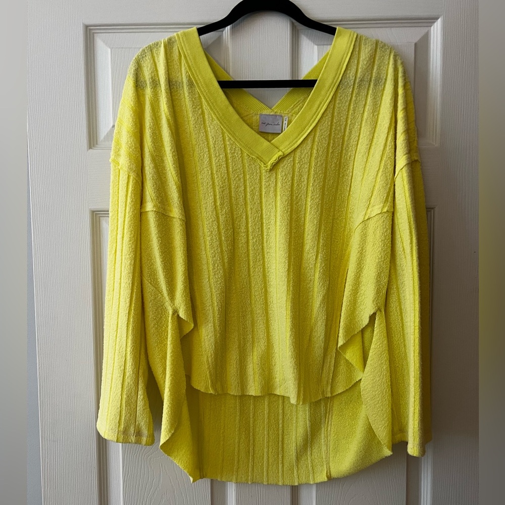 Out from under sweater yellow - Size M